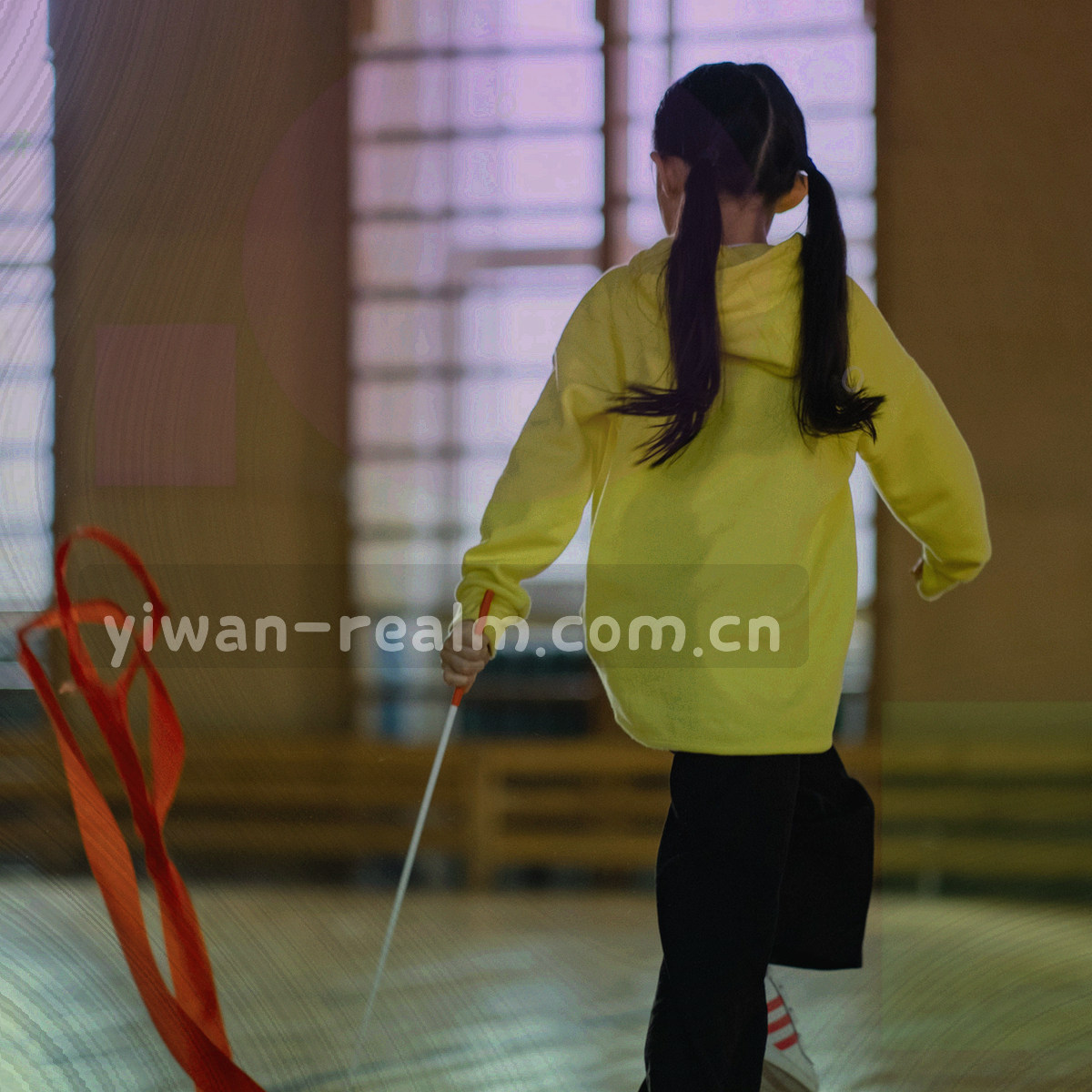 六个不同色相的六边形围绕中心排列，每个内含一个线性图标
